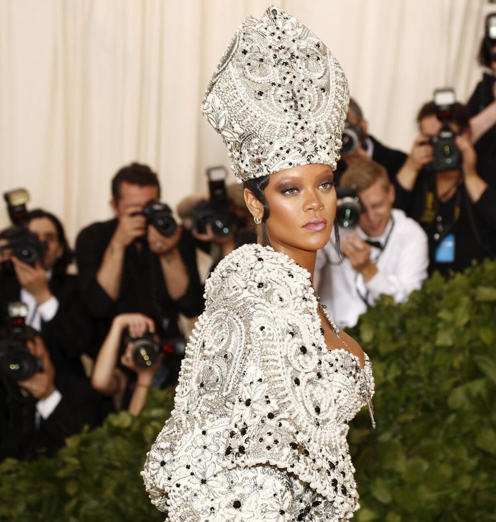 Ribe: Rijana
Lepotica s Barbadosa je vrlo strastvena, umetnička duša, koja ceni lepotu, muziku i modu. Vrlo je kreativna i empatična, a prema svakome ko joj priđe ponaša se s poštovanjem.