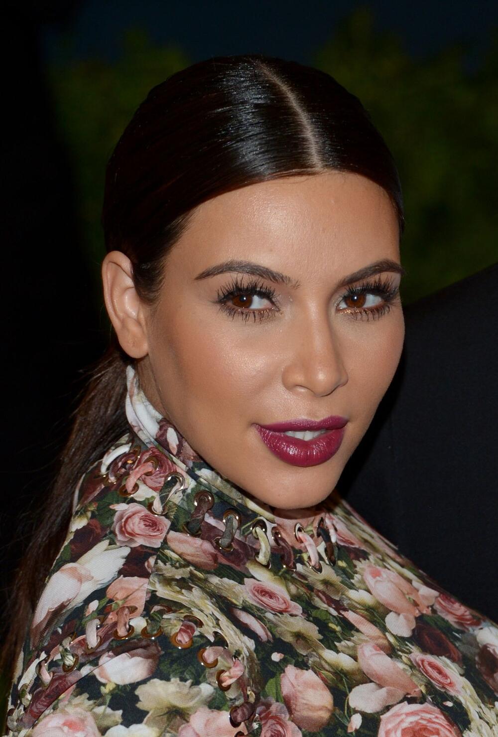 Kim Kardašijan prvi put na Met gali, kao pratnja Kanjea Vesta 2013. godine