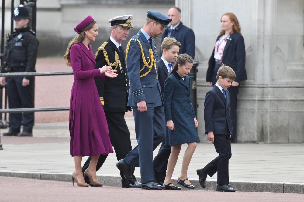 Kejt Midlton, princ VIlijam, princ Džordž, princeza Šarlot i princ Lui na obeležavanju Dana pobede u Evropi