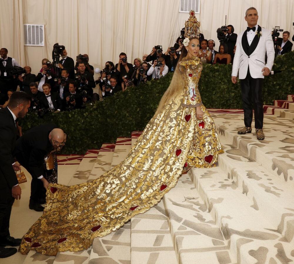 <p>Prošle godine se zbog stila odrekla sedenja, a svake oduševljava veličanstvenim haljinama, detaljima i samopouzdanjem na crvenom tepihu.</p>