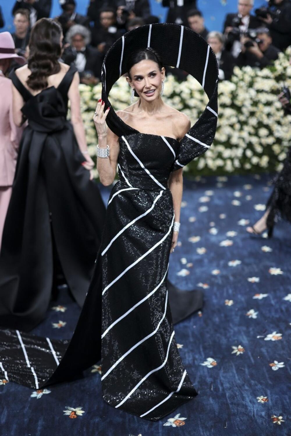 Demi Mur na Met gali u Thom Browne haljini u obliku kravate