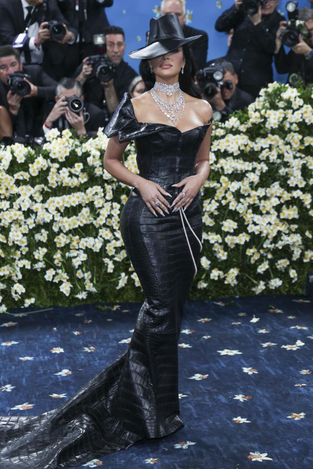 <p>Kim Kardašijan sinoć je na Met gali održala modnu lekciju i pobrala sve simpatije.</p>