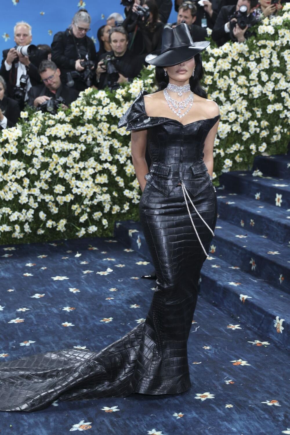 <p>Kim Kardašijan sinoć je na Met gali održala modnu lekciju i pobrala sve simpatije.</p>