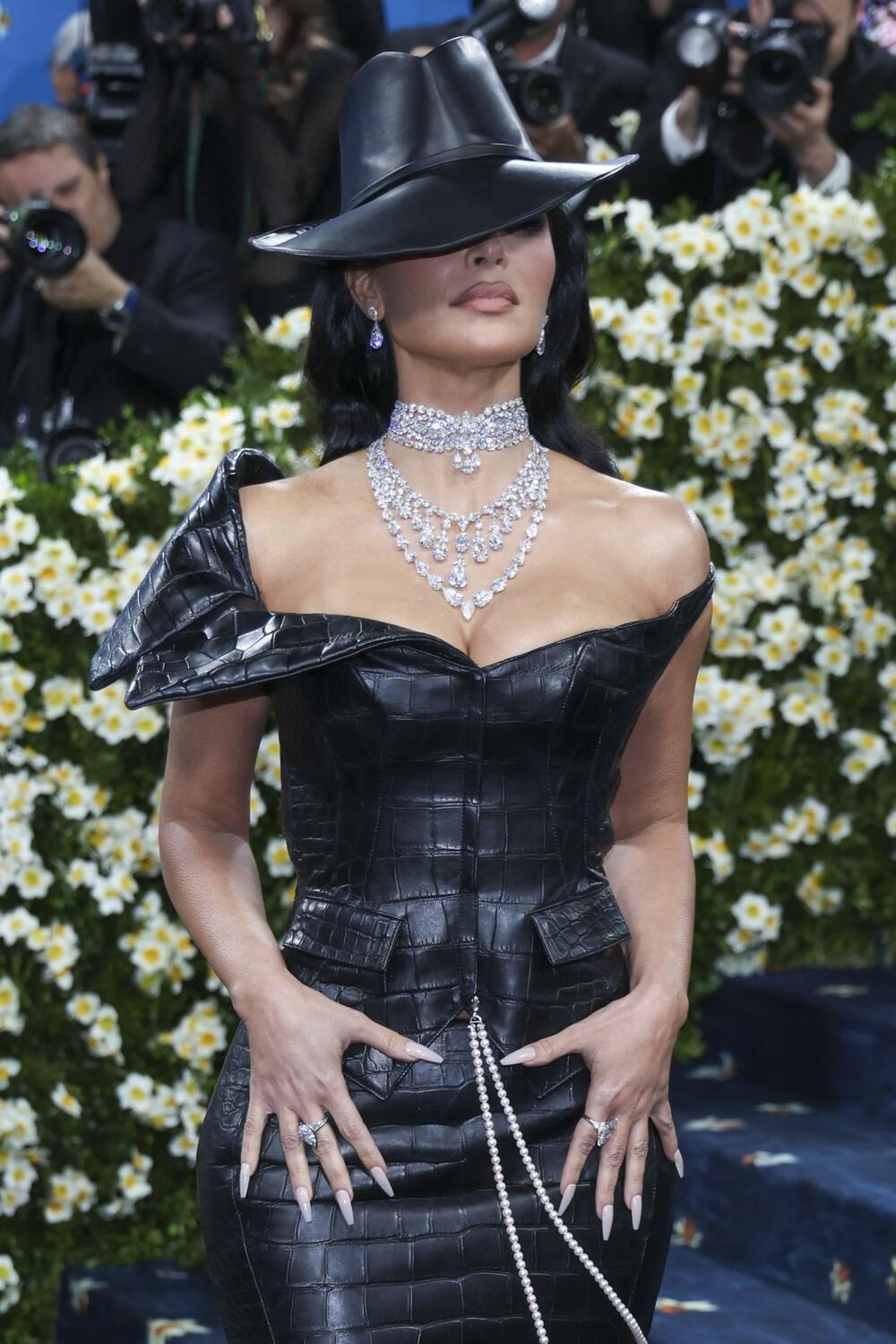 <p>Kim Kardašijan sinoć je na Met gali održala modnu lekciju i pobrala sve simpatije.</p>