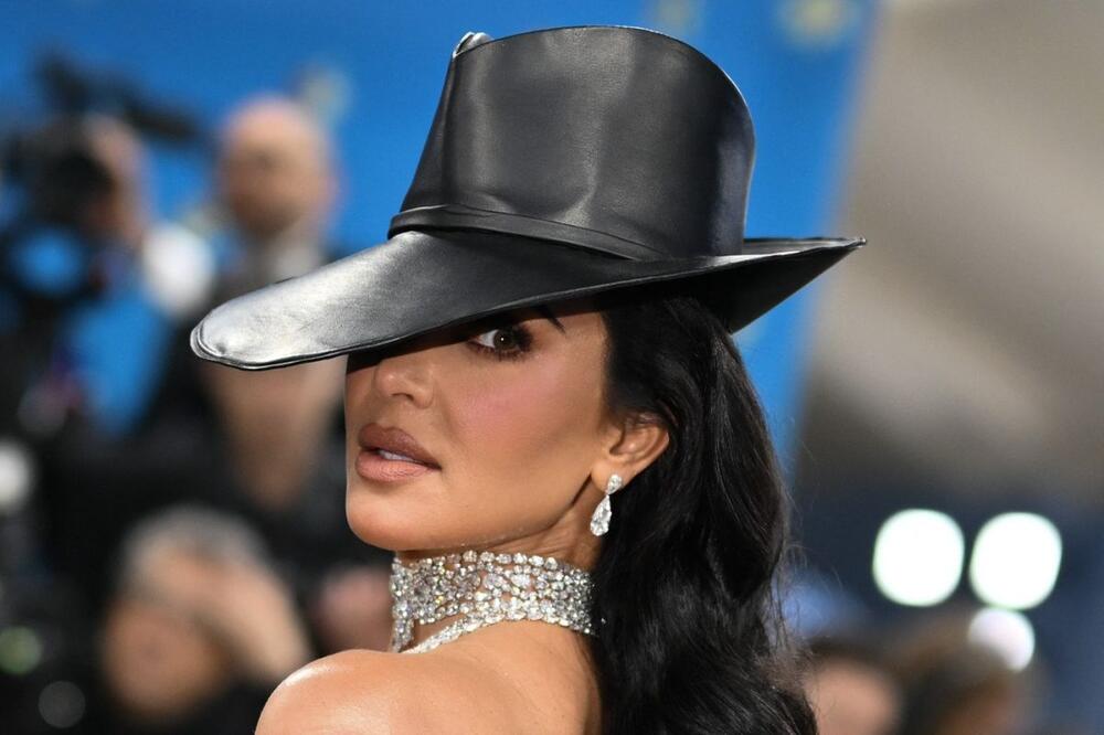 <p>Kim Kardašijan sinoć je na Met gali održala modnu lekciju i pobrala sve simpatije.</p>