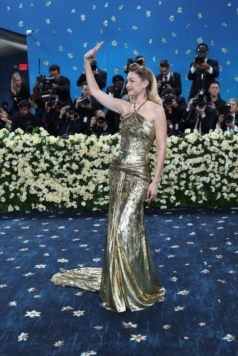 Met gala 2025: Điđi Hadid u zlatnoj Miu Miu haljini