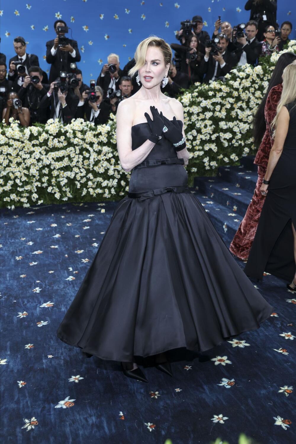 Nikol Kidman na Met gali 2025. u Balenciaga haljini, s kratkom, piksi frizurom.