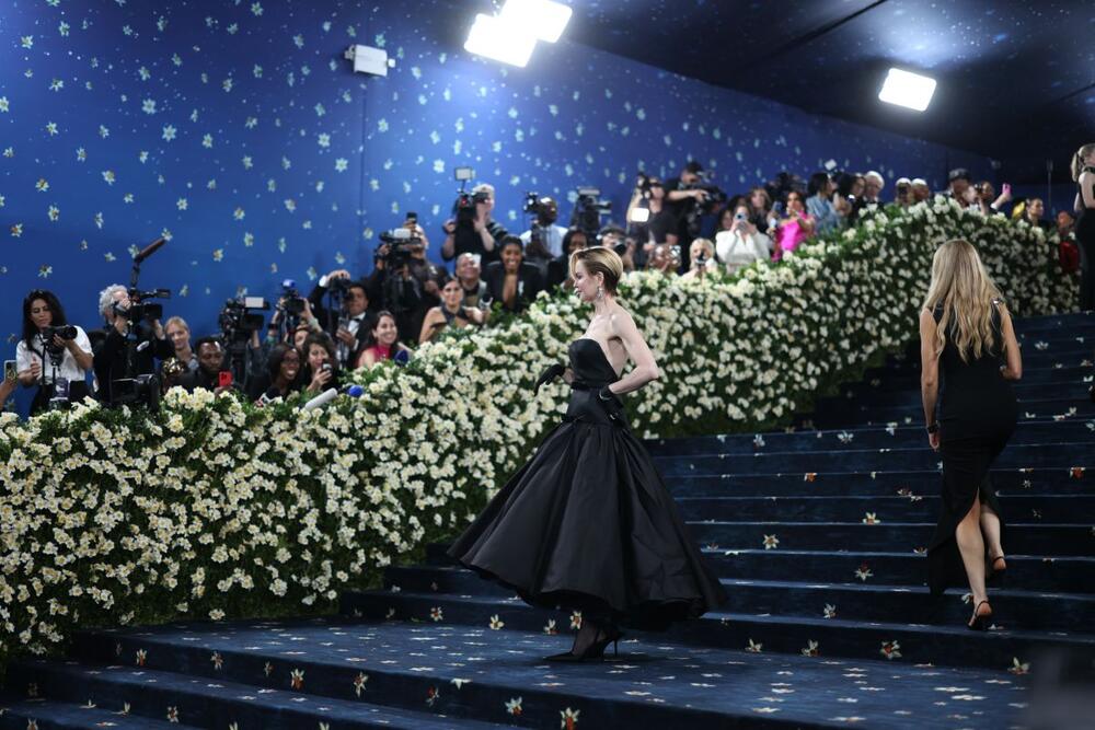 Nikol Kidman na Met gali 2025. u Balenciaga haljini, s kratkom, piksi frizurom.