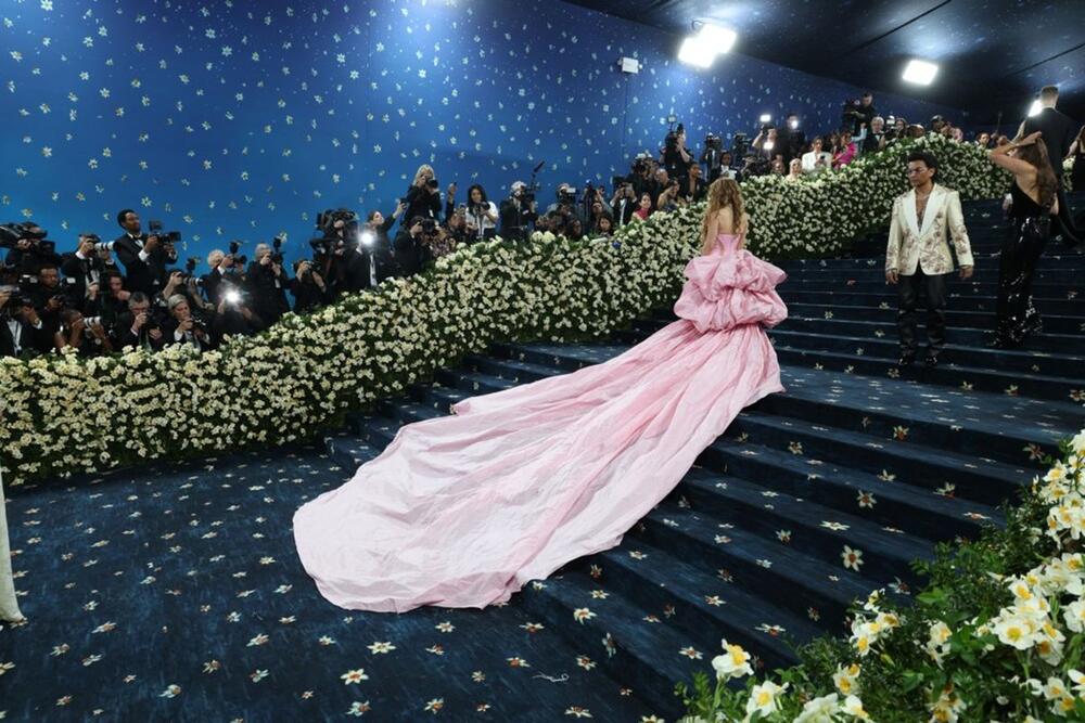 Šakira u pink toaleti na Met gali 2025. u roze haljini Prabala Gurunga s dugim šlepom