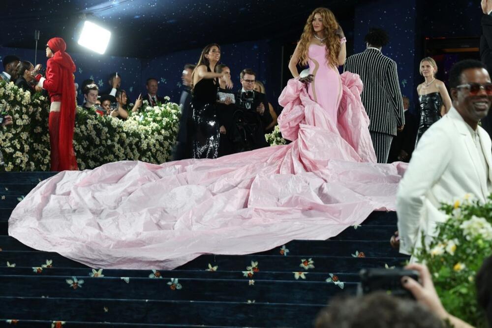 Šakira u pink toaleti na Met gali 2025. u roze haljini Prabala Gurunga s dugim šlepom