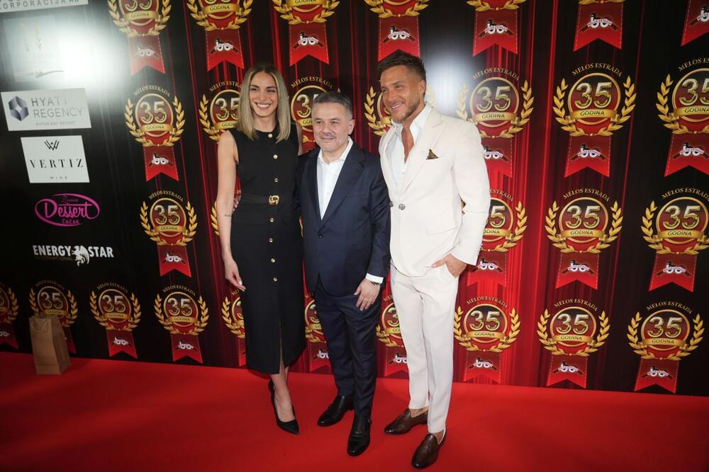 <p>Retko ih viđamo u javnosti, a sinoć su oduševili svojim izgledom.</p>