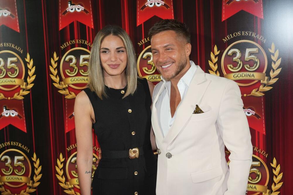 <p>Retko ih viđamo u javnosti, a sinoć su oduševili svojim izgledom.</p>