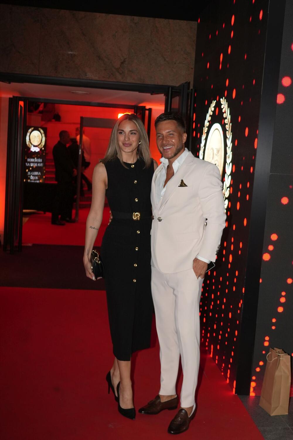 <p>Retko ih viđamo u javnosti, a sinoć su oduševili svojim izgledom.</p>