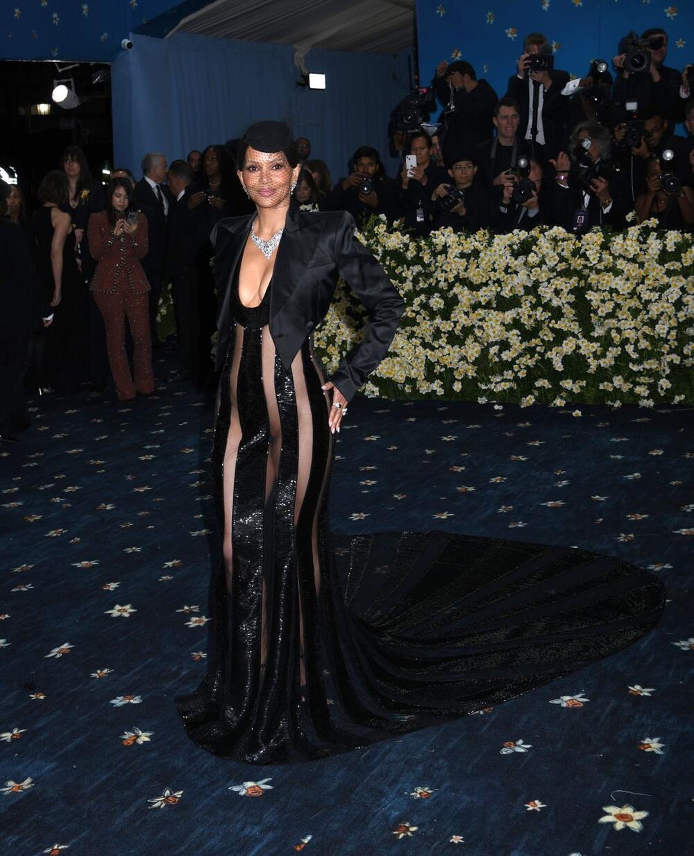 <p>Sinoćna Met Gala održana pod temom "Superfine: Tailoring Black Style", okupila je najveće svetske zvezde u izdanjima koja su varirala od bajkovito fantastičnih do avangardno neprepoznatljivih.</p>