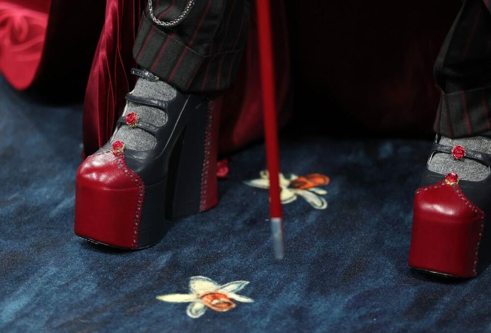 <p>Sinoć je održana najiščekivanija modna noć u godini – Met Gala, a crveni tepih ispred njujorškog Metropoliten muzeja još jednom je poslužio kao modna pista na kojoj su zvezde pokazale svu raskoš svoje kreativnosti i stilskog izraza.</p>