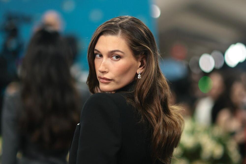 Hejli Biber na Met gali 2025.