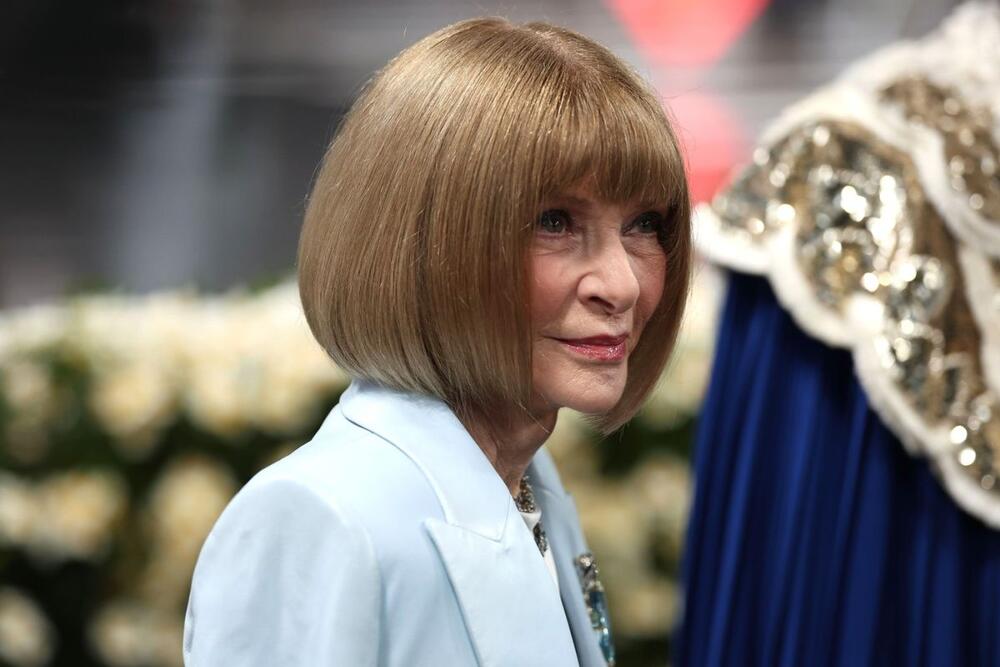 Stroga, ravna bob frizura Ane Vintur njen je zaštitni znak, a mnogi smatraju da joj je nedostatak stepenova dao izgled starije žene mnogo pre nego što je ušla u godine