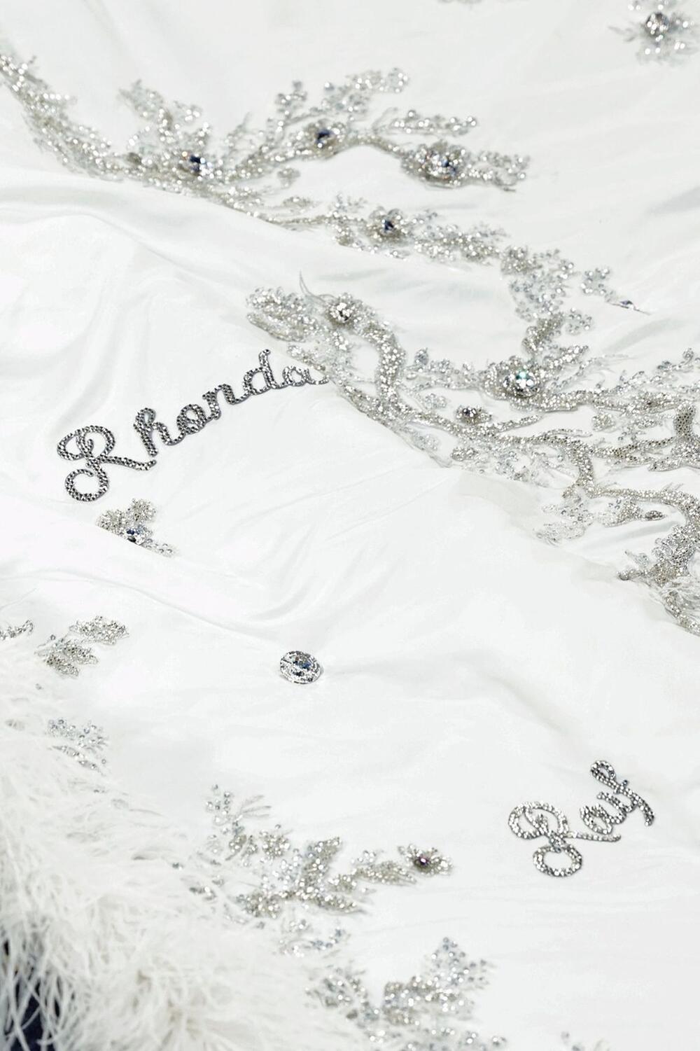 <p>Pevačica Dajana Ros se na Met galu vratila nakon 22 godine u velikom stilu.</p>