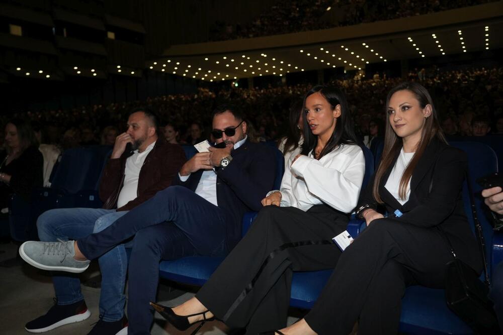 <p>Pevačica Edita Aradinović ponovo oduševila svojom modnom kombinacijom.</p>