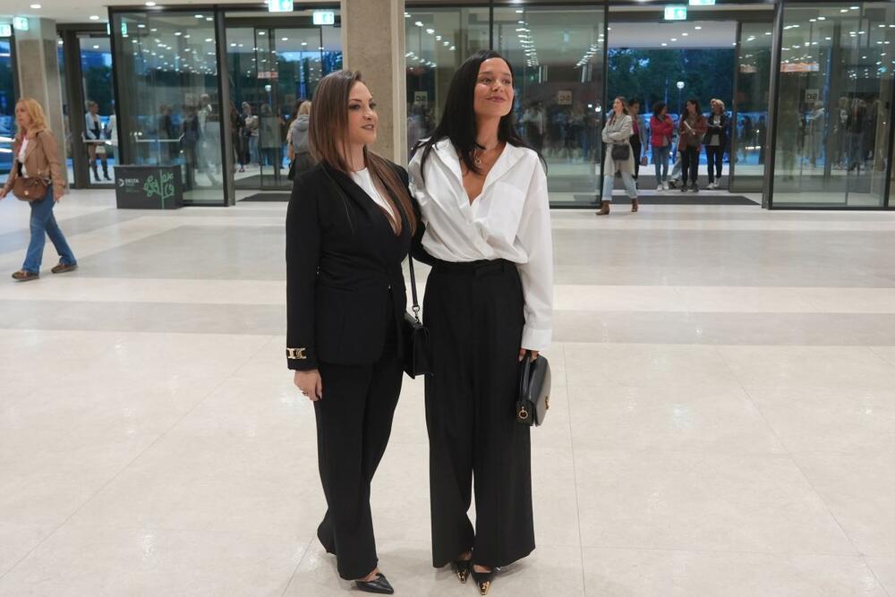 <p>Pevačica Edita Aradinović ponovo oduševila svojom modnom kombinacijom.</p>