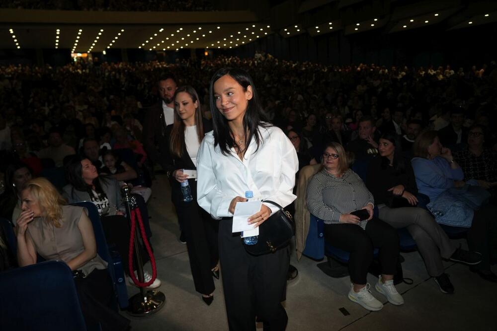 <p>Pevačica Edita Aradinović ponovo oduševila svojom modnom kombinacijom.</p>