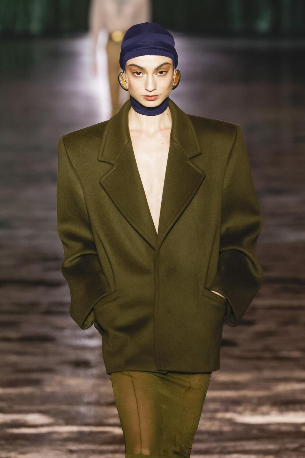 Maslinastozeleni sako Saint Laurent iz kolekcije za zimu 2025.