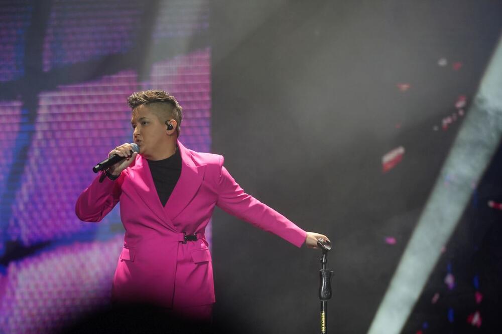 <p>Pevačica Marija Šerifović pojavila se sinoć na koncertu u neočekivanom modnom izdanju i pobrala sve simpatije.</p>