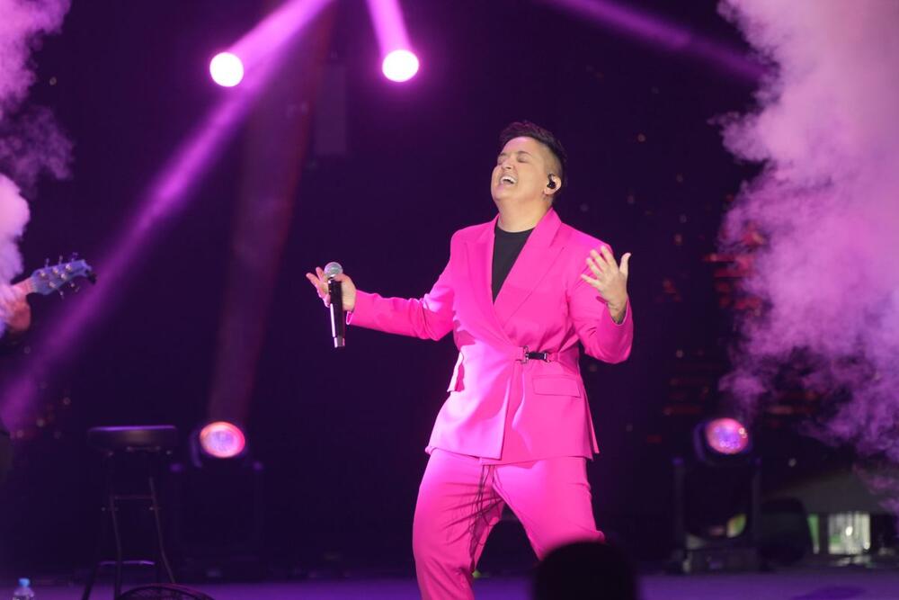 <p>Pevačica Marija Šerifović pojavila se sinoć na koncertu u neočekivanom modnom izdanju i pobrala sve simpatije.</p>