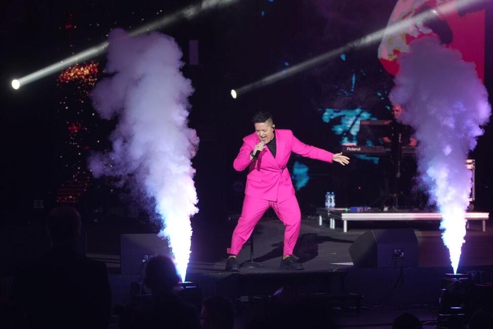 <p>Pevačica Marija Šerifović pojavila se sinoć na koncertu u neočekivanom modnom izdanju i pobrala sve simpatije.</p>