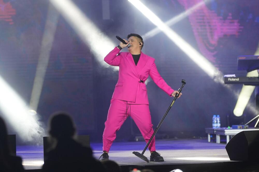 <p>Pevačica Marija Šerifović pojavila se sinoć na koncertu u neočekivanom modnom izdanju i pobrala sve simpatije.</p>