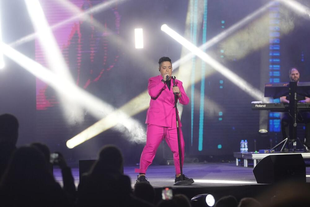 <p>Pevačica Marija Šerifović pojavila se sinoć na koncertu u neočekivanom modnom izdanju i pobrala sve simpatije.</p>