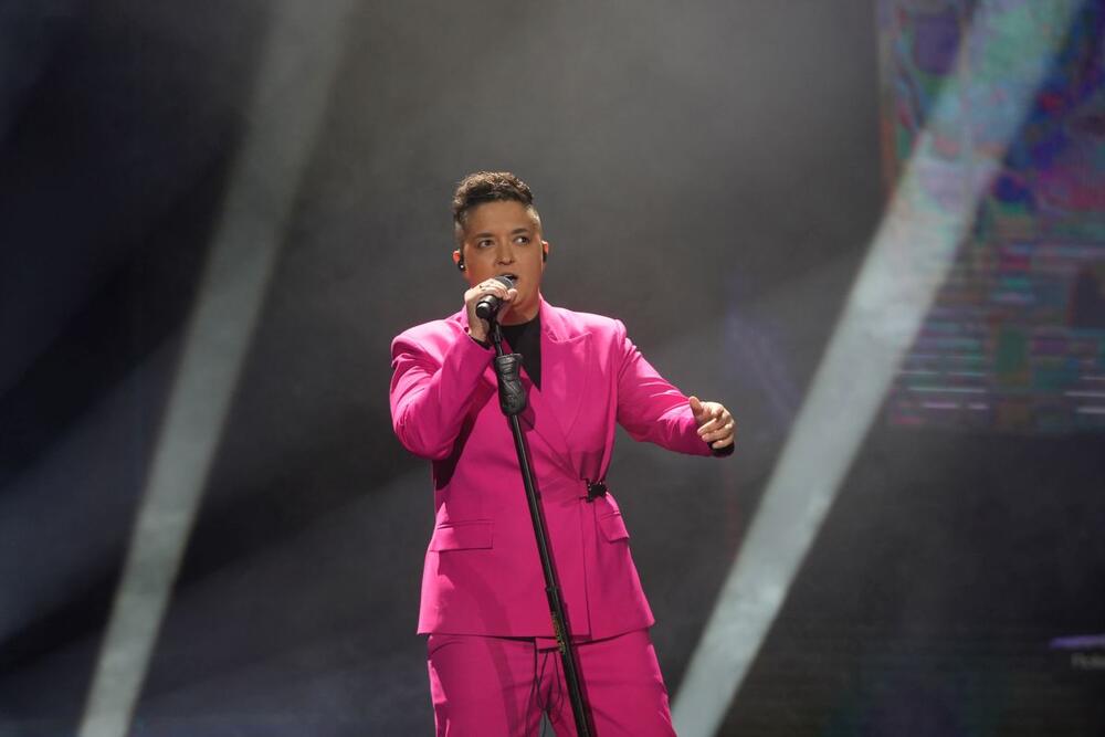 <p>Pevačica Marija Šerifović pojavila se sinoć na koncertu u neočekivanom modnom izdanju i pobrala sve simpatije.</p>