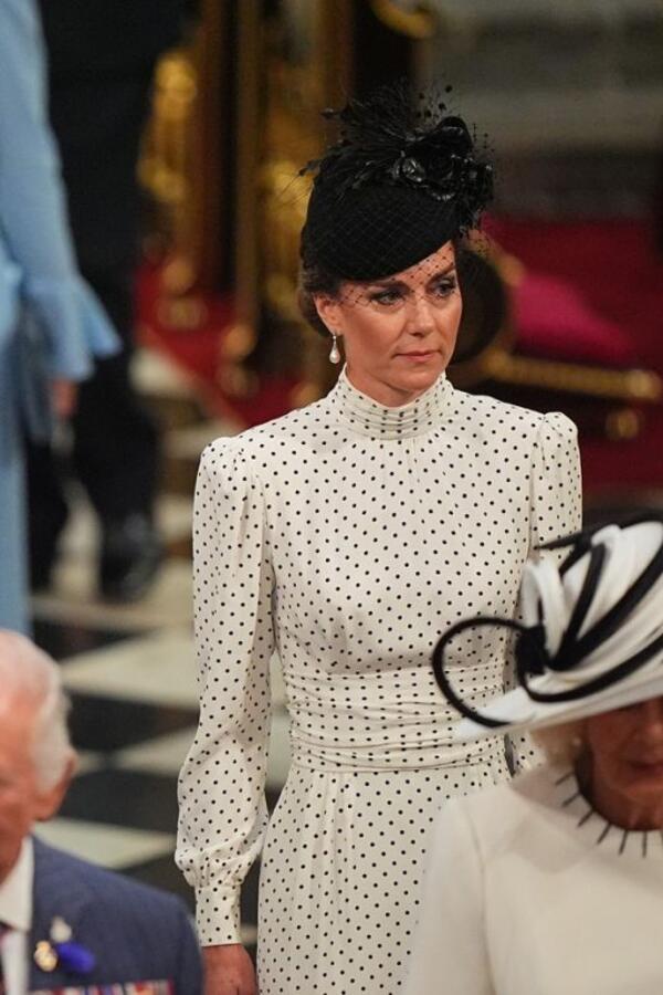 U decembru narcisi i jarko zelena trava? Nikada viđena fotografija Kejt Midlton i njene dece izazvala polemiku