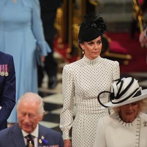 U decembru narcisi i jarko zelena trava? Nikada viđena fotografija Kejt Midlton i njene dece izazvala polemiku