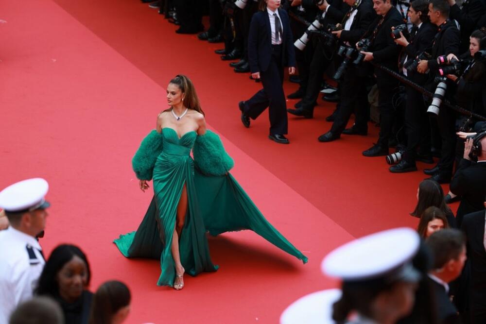 <p>Lepa manekenka sve je oduševila u smaragdnozelenoj fantaziji.</p>