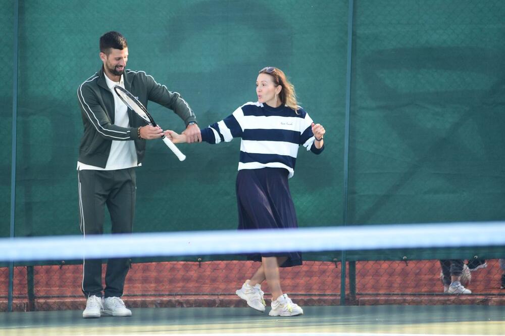 U kombinaciji sa midi-suknjom, ovaj duks je pun pogodak