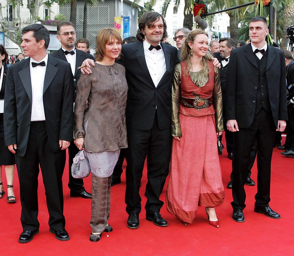 Slavko Štimac, Vesna Trivalić, Emir Kusturica, Nataša Tapušković  i Vuk Kostić na Kanskom festivalu 2004. godine, na premijeri filma 'Život je čudo'