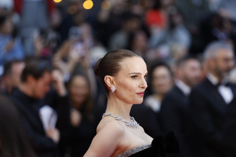 Natali Portman na crvenom tepihu na Kanskom festivalu 2025, u crno-srebrnoj haljini modne kuće Dior zasnovanoj na kreaciji Mexique iz 1951.