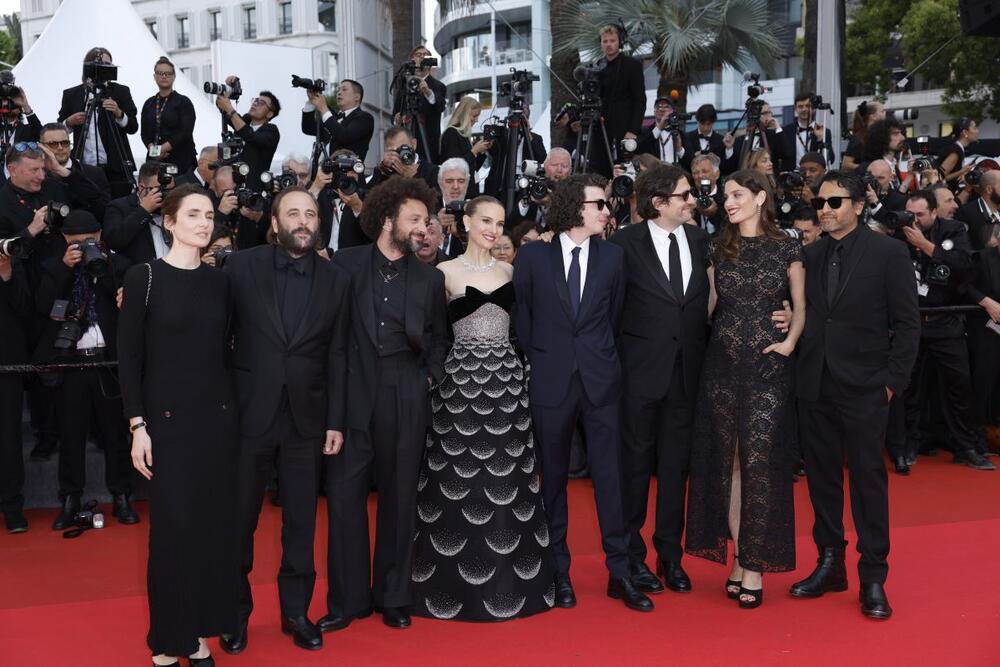 Natali Portman na crvenom tepihu na Kanskom festivalu 2025, u crno-srebrnoj haljini modne kuće Dior zasnovanoj na kreaciji Mexique iz 1951.