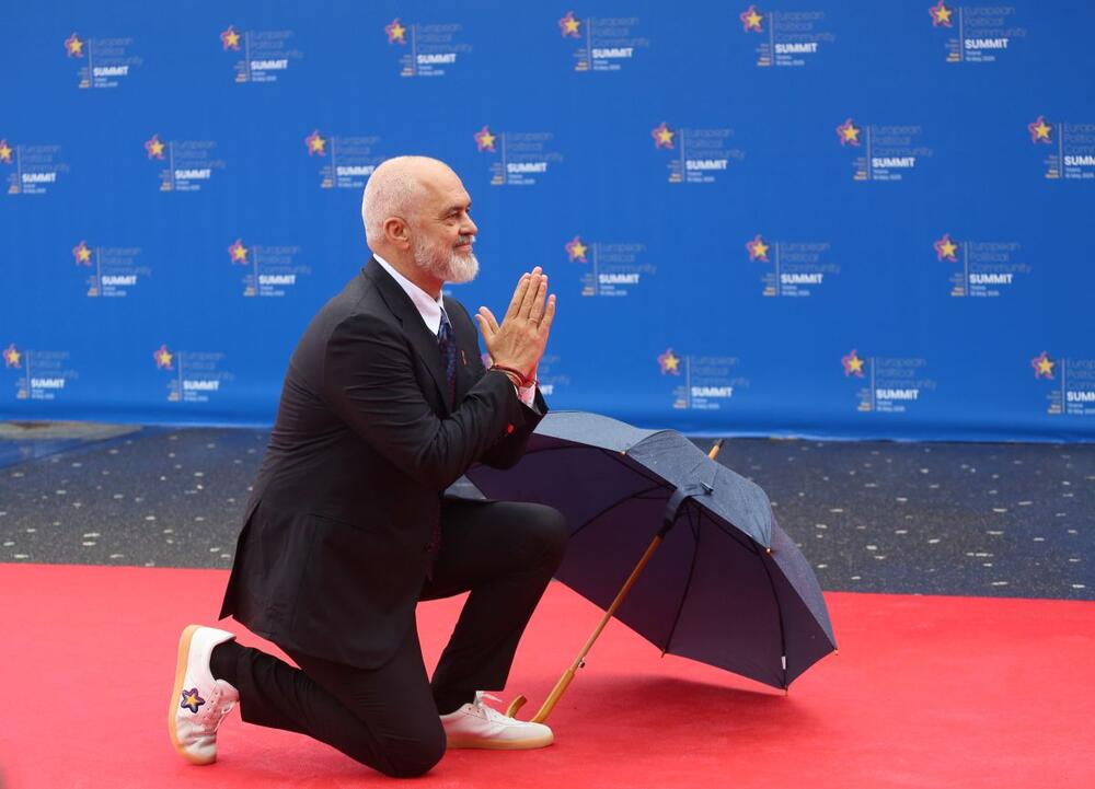 Edi Rama, predsednik Vlade Albanije, šokirao je evropsku javnost kleknuvši pred italijanskom premijerkom