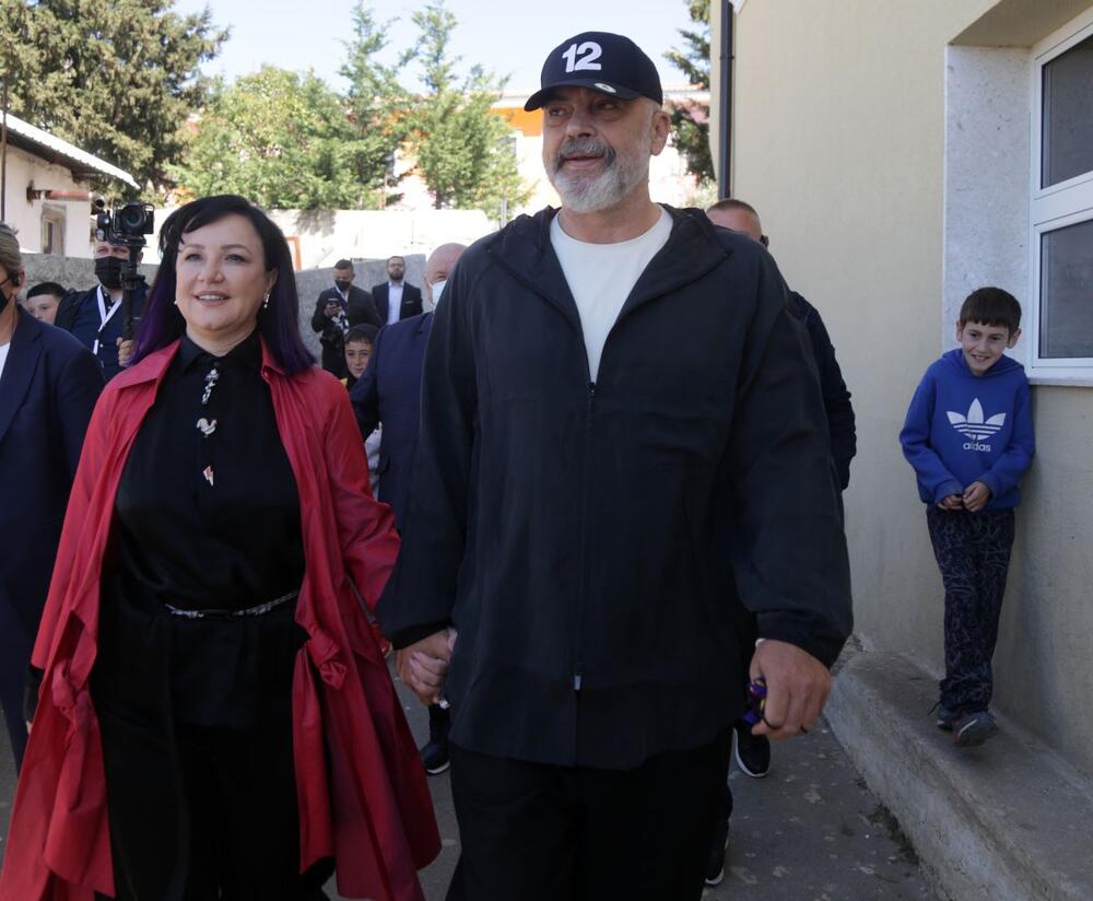 Edi Rama sa suprugom Lindom na glasanju