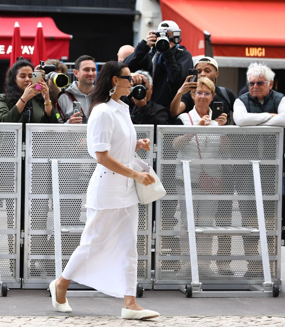 Irina Šajk u beloj košulji na ovogodišnjem Kanskom festivalu