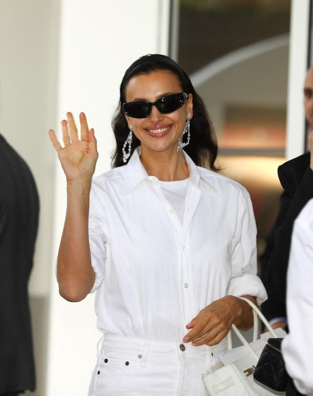 Irina Šajk je svoj svakodnevni, ležeran look upotpunila vrlo glamuroznim minđušama