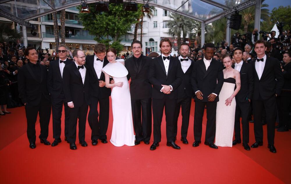 Ema Stoun na crvenom tepihu pred premijeru filma "Edington" na 78. Kanskom festivalu