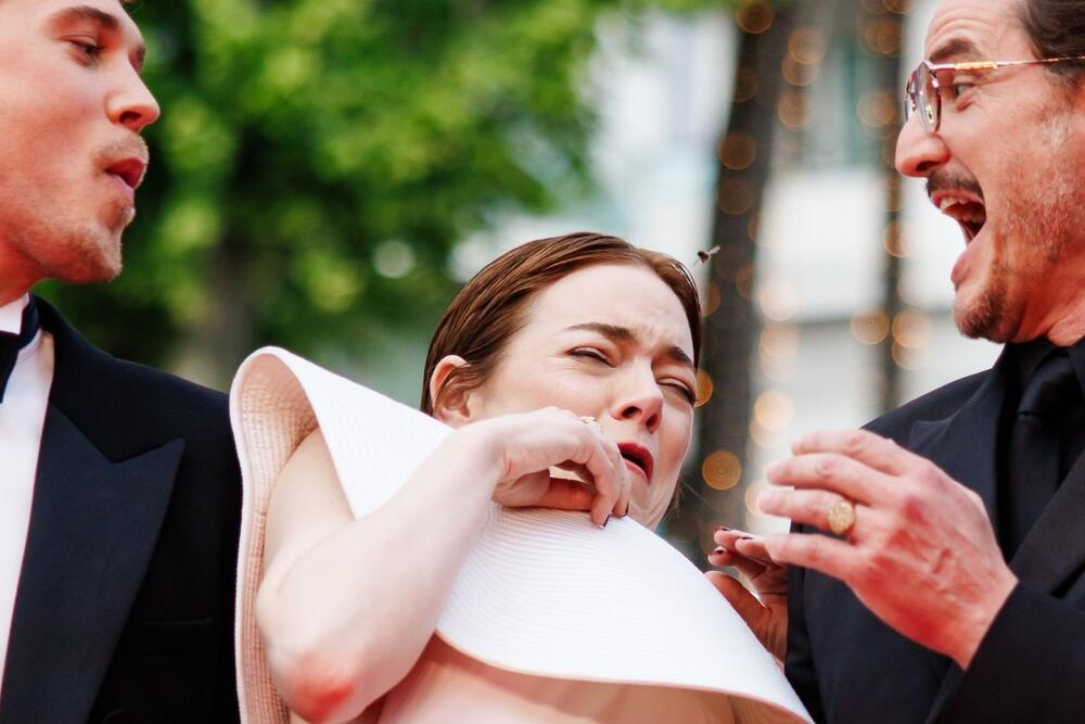 Ema Stoun na crvenom tepihu pred premijeru filma "Edington" na 78. Kanskom festivalu