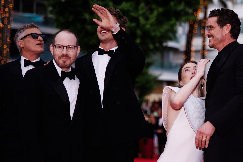 Ema Stoun na crvenom tepihu pred premijeru filma "Edington" na 78. Kanskom festivalu