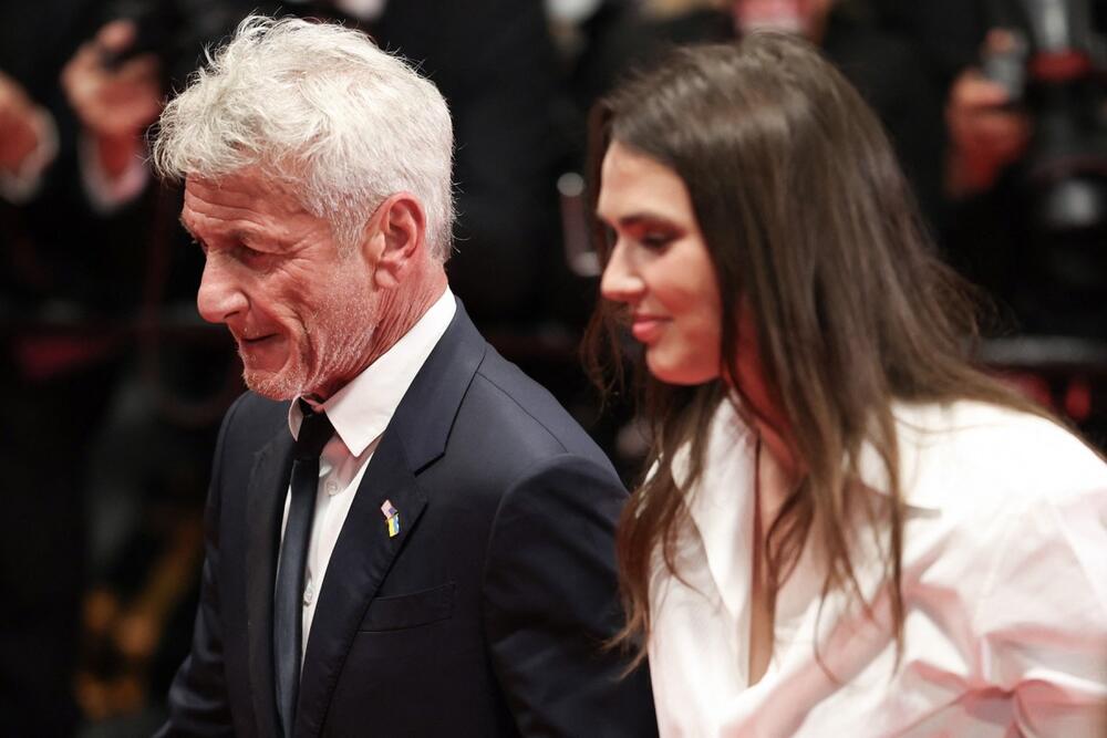 ŠON PEN SA DEVOJKOM KOJA SE U KANU NAŠLA NA METI KRITIKA 