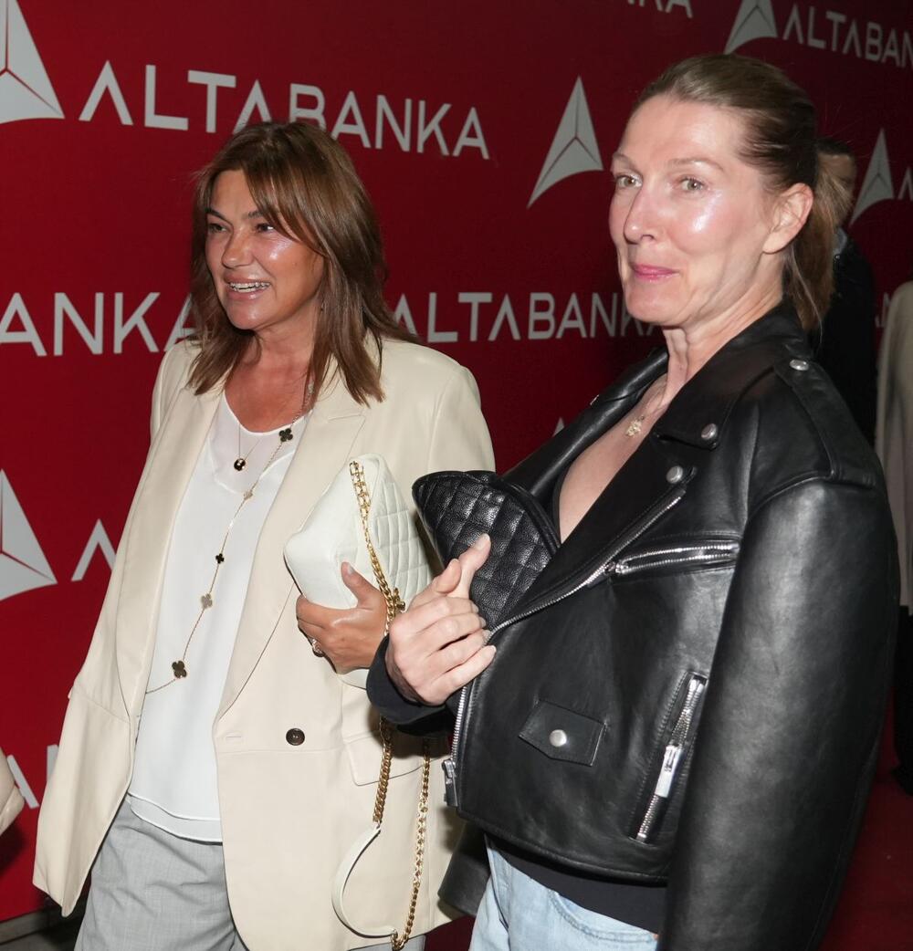 <p>Dizajnerka Marija Tarlać u savršenom izdanju na koncertu Nine Badrić</p>