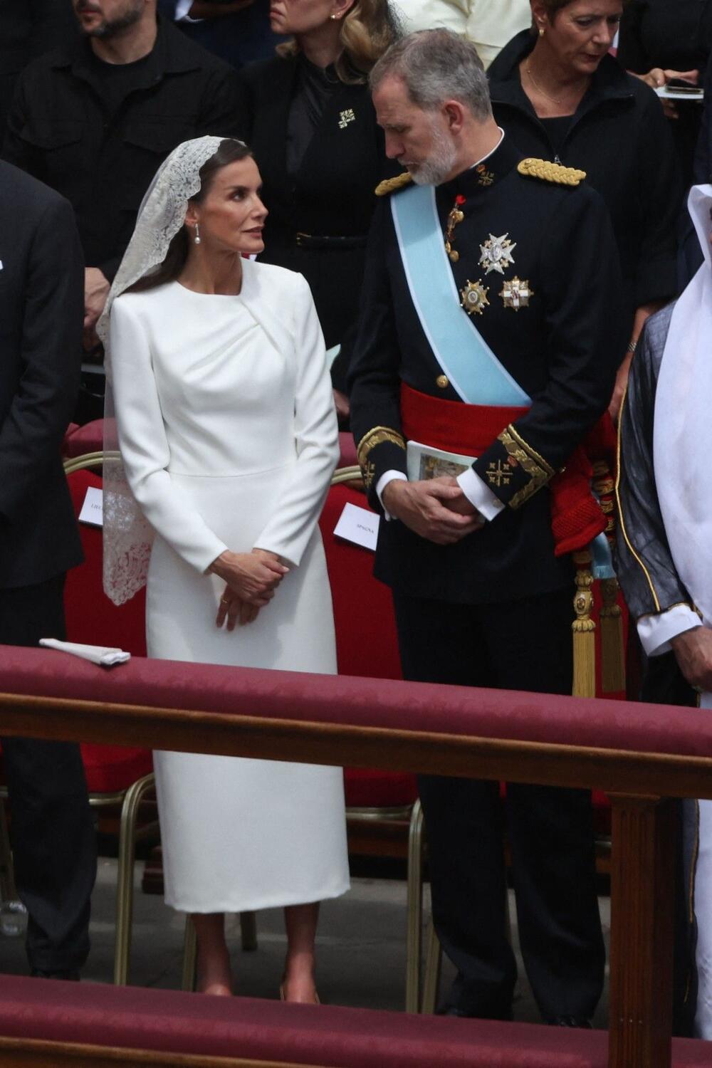 Španska kraljica Leticija danas je prvi put nakon svog venčanja stavila veo