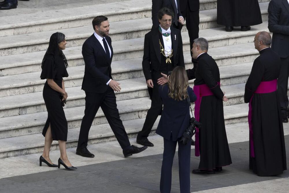 Džej-Di i Uša Vens pozdravljaju kardinale na ustoličenju pape Lava XIV